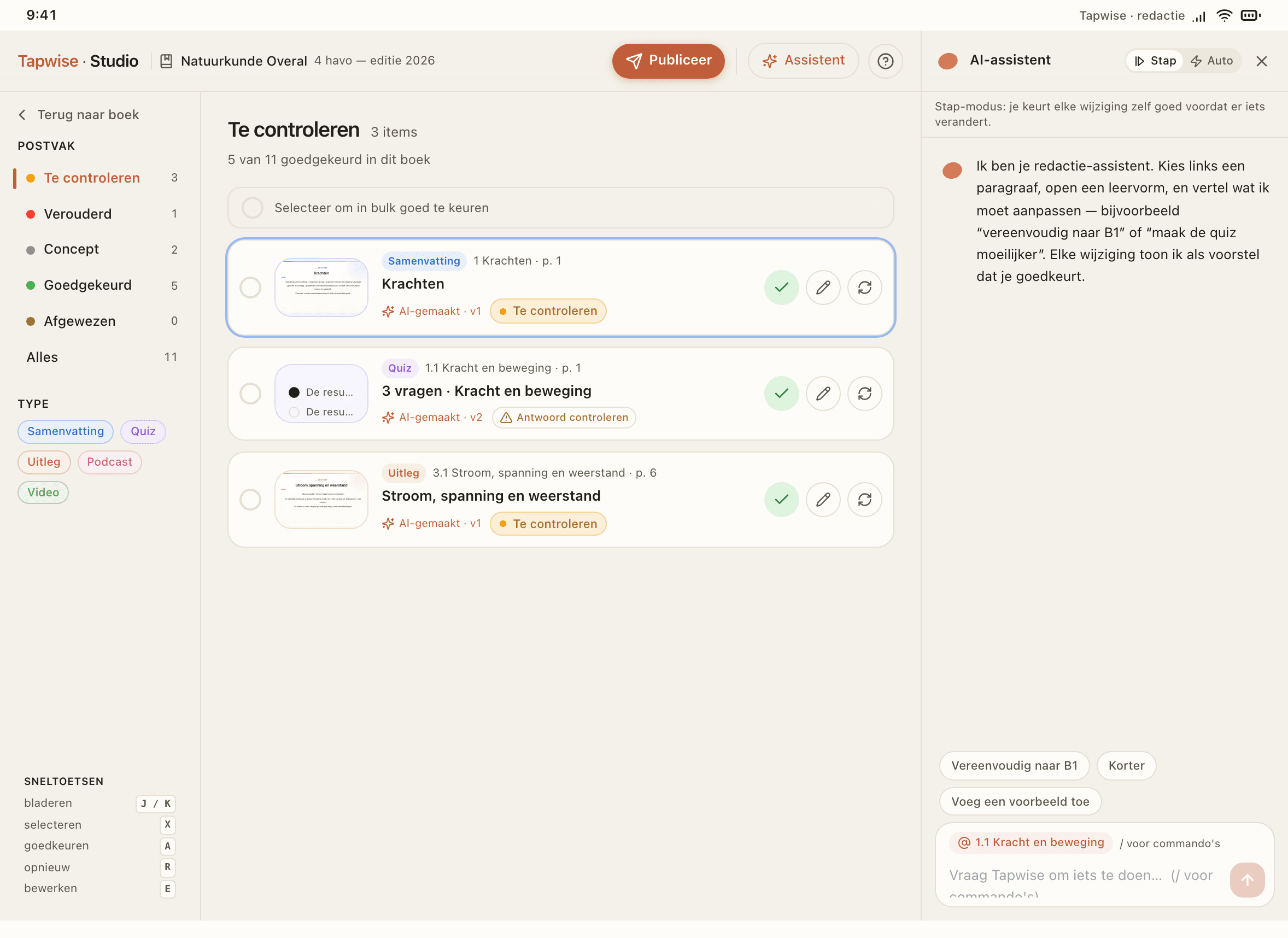 Studio example in Dutch: editors review learning material and proposed changes.